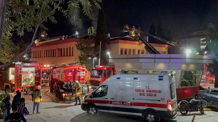 Kartal Koşuyolu Eğitim ve Araştırma Hastanesinin çatısında çıkan yangın söndürüldü