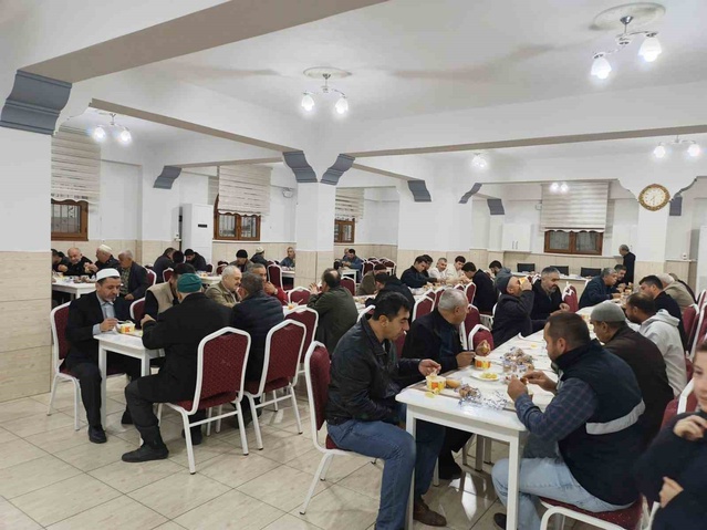 Efeler İlçe Müftüsü Ramazan Coşkun Telli Dede Camii'ndeki sabah namazına katıldı
