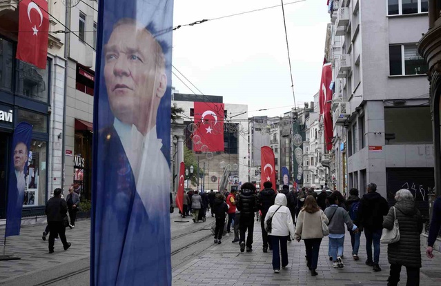 İstiklal Caddesi ve Galataport 29 Ekim öncesi kırmızı beyaza büründü