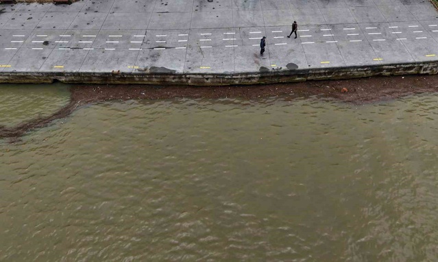 İstanbul Sarıyer'de sağanak Boğaz'ı kahverengiye çevirdi, renk havadan görüntülendi