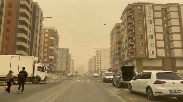 Şanlıurfa'da toz bulutu görüş mesafesini düşürdü, salı öğleye kadar sürecek