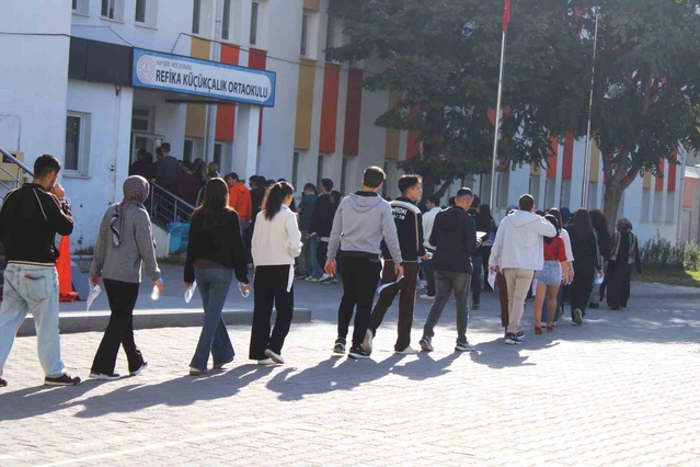 KPSS'ye Kayseri'de dakikalarla geç kalan aday, kapı açılmayınca sınava alınmadı