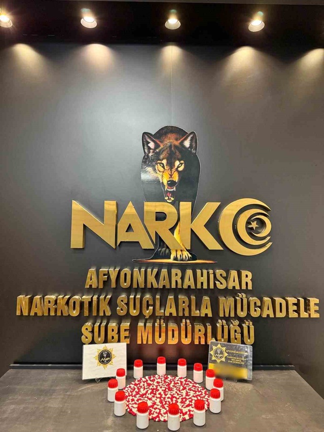 Afyonkarahisar'da durdurulan araçta 594 uyuşturucu hap çıktı, 2 şüpheli tutuklandı