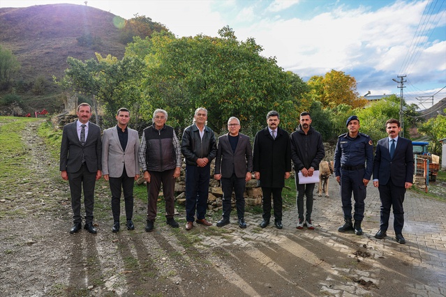 Sivas Valisi Şimşek, İmranlı'da köylülerin taleplerini dinleyip esnafı ziyaret etti