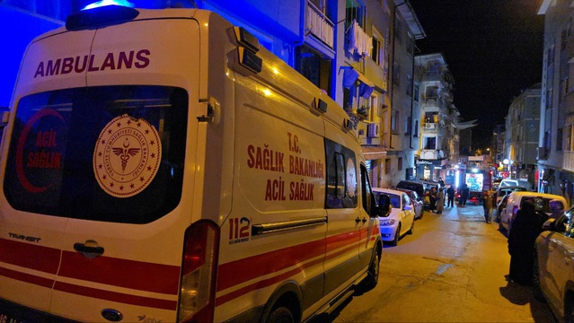Bursa Mudanya'da 3'üncü kat balkonunda çıkan yangın itfaiye ekiplerince söndürüldü