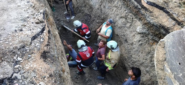 Hatay Arsuz'da toprak altında kalan 1 işçi kurtarıldı, yaralı hastaneye kaldırıldı