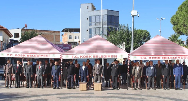 Aydın Köşk'te muhtarlar çelenk sunup zeybek oynadı, Muhtarlar Günü törenle kutlandı