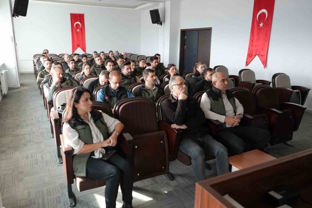 Narkotik polisi Kütahya orman personeline kenevir ekimini tanıma eğitimi verdi