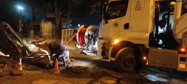 Burhaniye'de yaklaşık 50 yıllık kanalizasyon hattı tıkandı, akış durdu