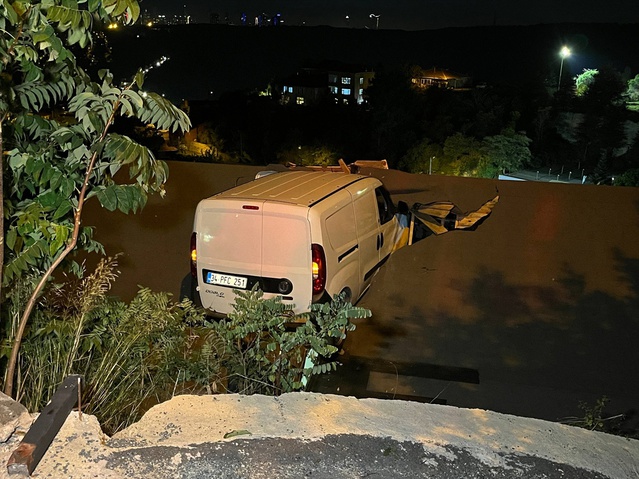 Sarıyer Kocataş'ta evin çatısına düşen hafif ticari aracın sürücüsü yaralandı