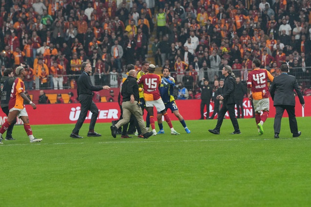 Galatasaray Fenerbahçe'yi 9'uncu haftada 2-1 yendi, son düdükle saha karıştı