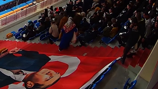 Aksaray'da güvenlik görevlisi, merdivenlerde zorlanan çocuğu kucağına alıp indirdi
