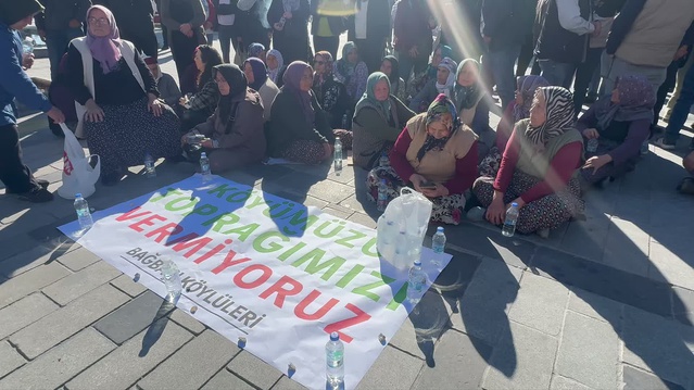 Uşak'ta kadınlar GES karşıtı 8 kişinin gözaltısını oturma eylemiyle protesto etti