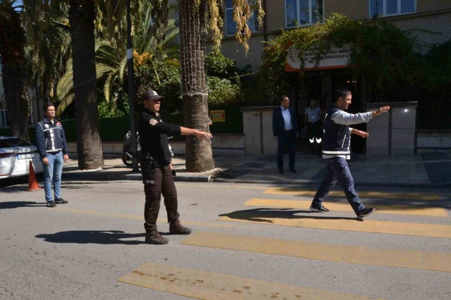 Manisa'da polis okul çevresini dronla denetledi, şüphelileri GBT'den sorguladı