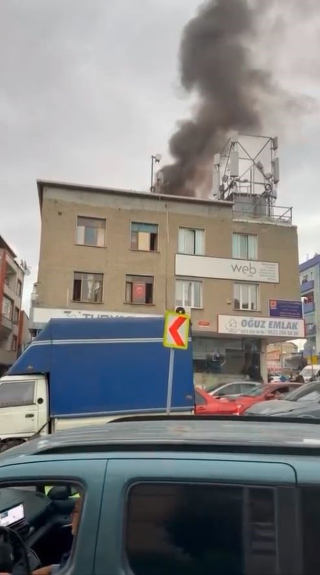 Küçükçekmece'de iki katlı binanın çatısındaki yangın kimse yaralanmadan söndürüldü