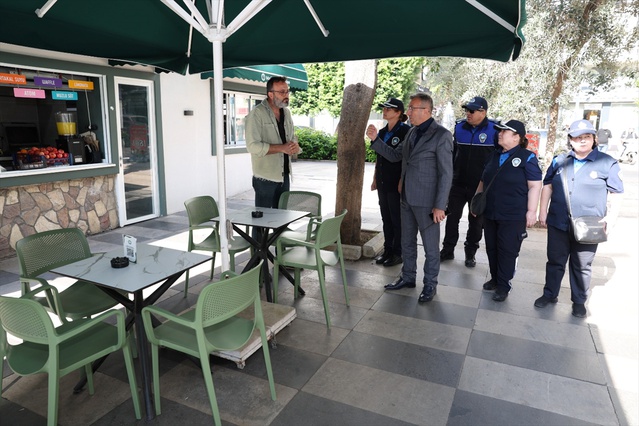 Mersin Akdeniz'de zabıta kaldırım işgaline geçit vermedi, uymayanlara tutanak tuttu