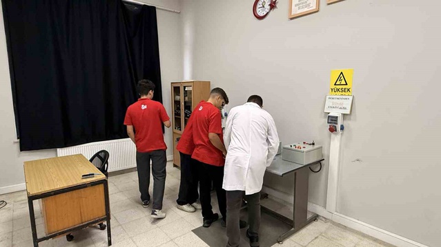 Sakarya Kaynarca'daki meslek lisesi öğrencileri TEKNOFEST'te Türkiye birincisi oldu