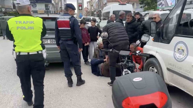 Çorum Alaca'da yolun karşısına geçmek isteyen yaya otomobilin çarpmasıyla yaralandı