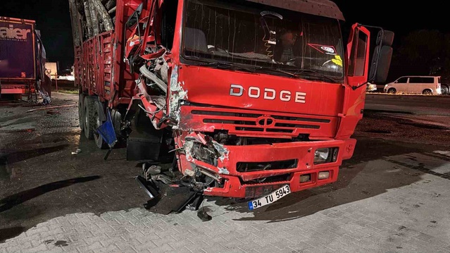 Karabük Eskipazar'da kamyon iki araca çarptı, 3 yaralı hastaneye kaldırıldı