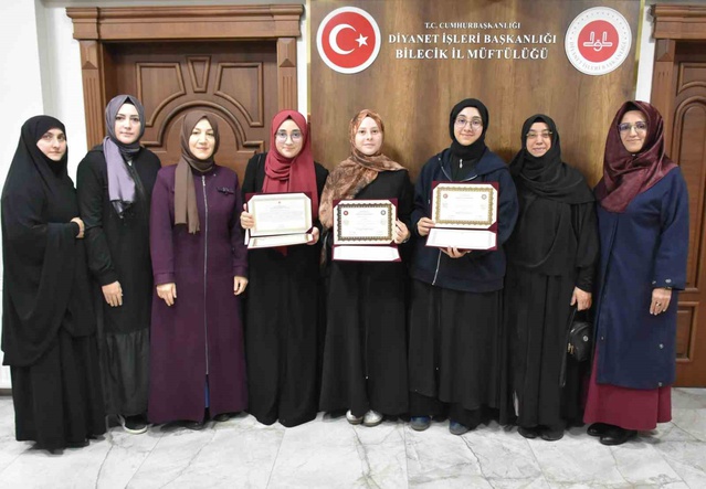 Bilecik'te hafızlık eğitimini tamamlayan öğrencilere belgeleri Müftülük'te verildi