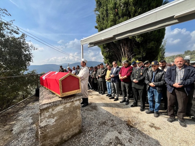 İzmir Bayındır'da Kıbrıs gazisi Hüseyin Tufandere (75) son yolculuğuna uğurlandı
