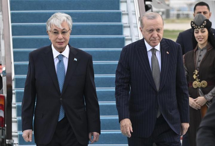 Kazakistan Cumhurbaşkanı Ankara'da: Cumhurbaşkanı Erdoğan, Tokayev'i havalimanında karşıladı