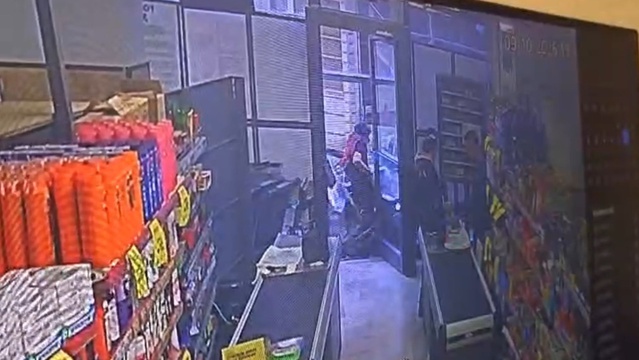 Şişli'de otomobil marketten çıkan müşteriye çarptı, yaralı hastaneye kaldırıldı