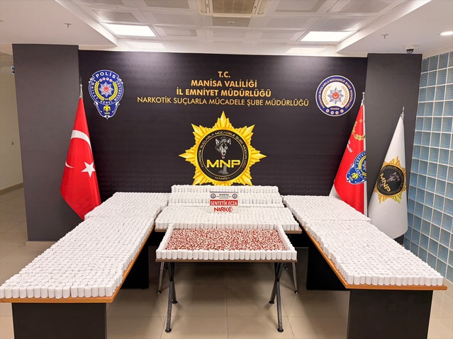 Manisa Emniyeti otoyolda 225 bin 960 sentetik hap ele geçirdi, 2 kişi tutuklandı