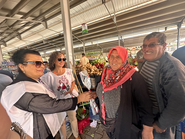 Anamur'da Kadın Meclisi, pazarda kadın üreticileri dinledi ve hediye verdi