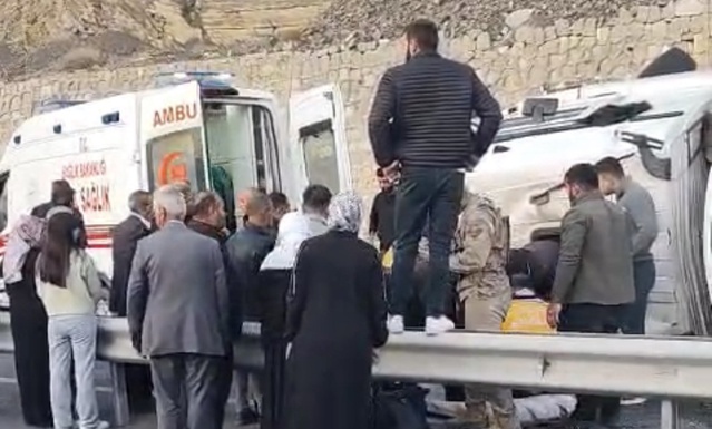 Van-Hakkari yolunda Zernek Barajı yakınında devrilen tırda 1 kişi yaralandı