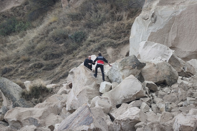 Göreme'de 3 kişinin öldüğü kaza alanında riskli kayalar düşürülüyor