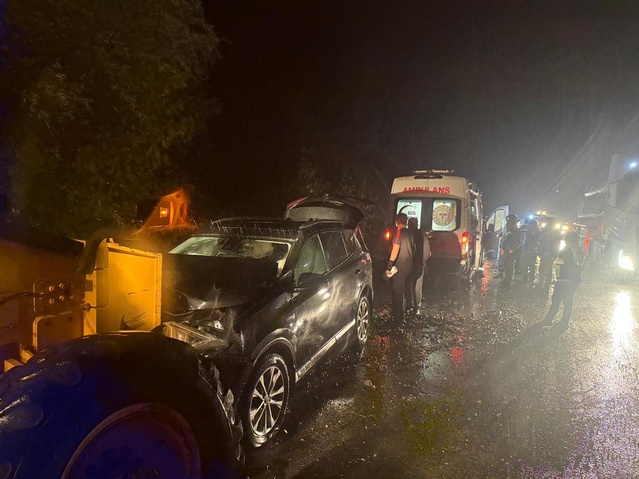 Akyazı'da sel çalışmasına giden belediye greyderi otomobille çarpıştı, 4 kişi yaralandı
