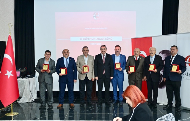 Eskişehir'de Muhtarlar Günü'nde 17 yıldır görev yapan 7 muhtara plaket verildi