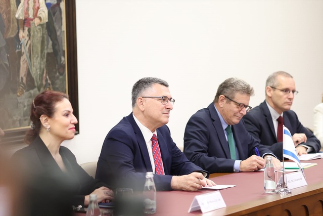 Dışişleri Bakanları Hoxha ve Saar Tiran'da Genel İşbirliği Anlaşması'nı imzaladı