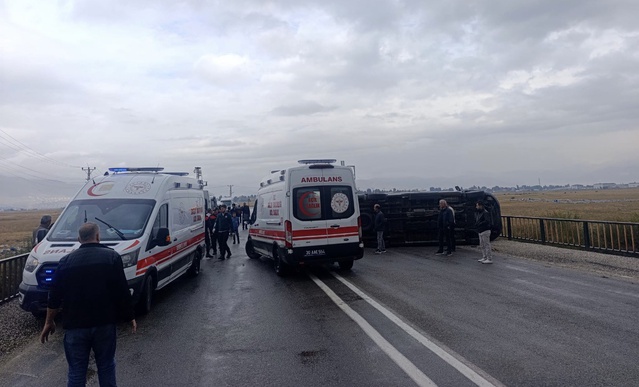 Hakkari Yüksekova'da devrilen servisteki 10 yaralı öğrenci hastaneye kaldırıldı
