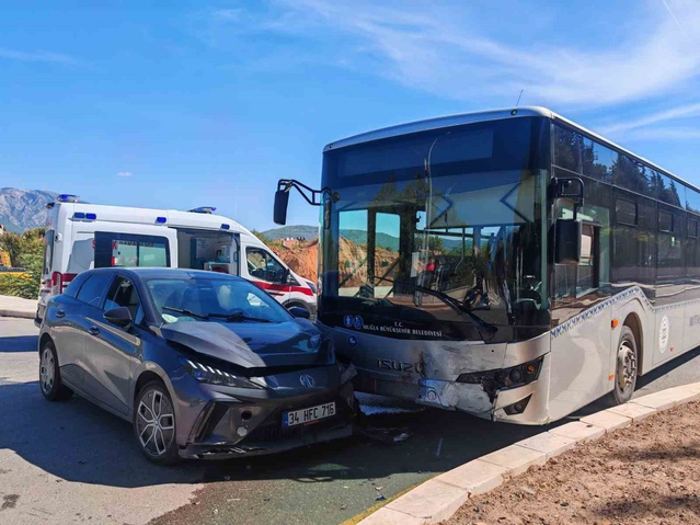 Muğla Menteşe'de otomobil ile belediye otobüsü çarpıştı, 2 yolcu yaralandı