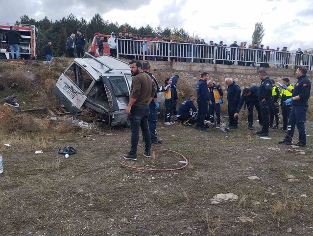 Sivas Suşehri'nde bariyeri aşıp takla atan araçta 3'ü ağır 5 kişi yaralandı