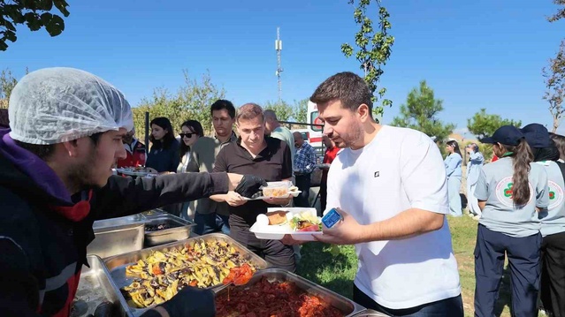 Kahta'da öğretmen ve öğrenciler sağlıklı yaşam için 4 kilometre yürüdü