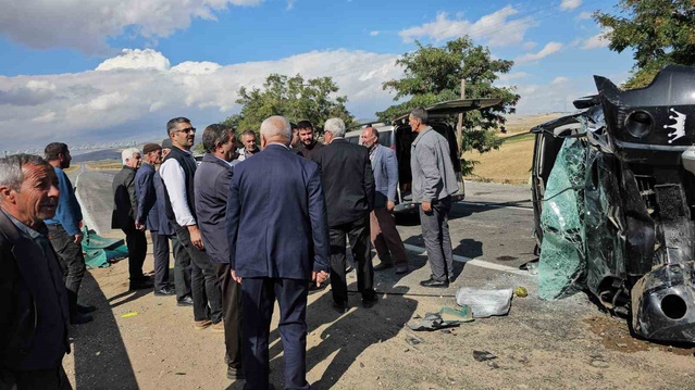 Bitlis Adilcevaz'da kara yolunda kamyonet takla attı, 2 kişi yaralandı
