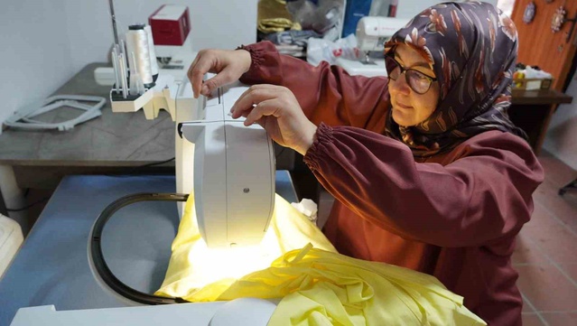 Manisa'da nakış eğitmeni, rüyasındaki dört lafzı 200 binin üzerinde batışla işledi.
