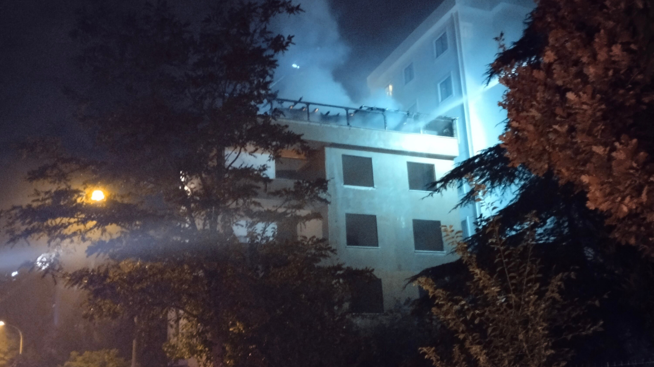 Kartal’da metruk binanın çatısında yangın