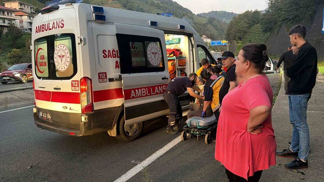 Artvin Hopa'da cenaze dönüşü kaza yapan otomobildeki 2 yaralı hastaneye kaldırıldı