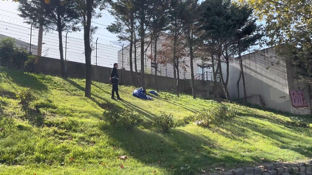 Çimenlik alanda şüpheli ölüm! Yanına gidenler ağzını görünce şoke oldu