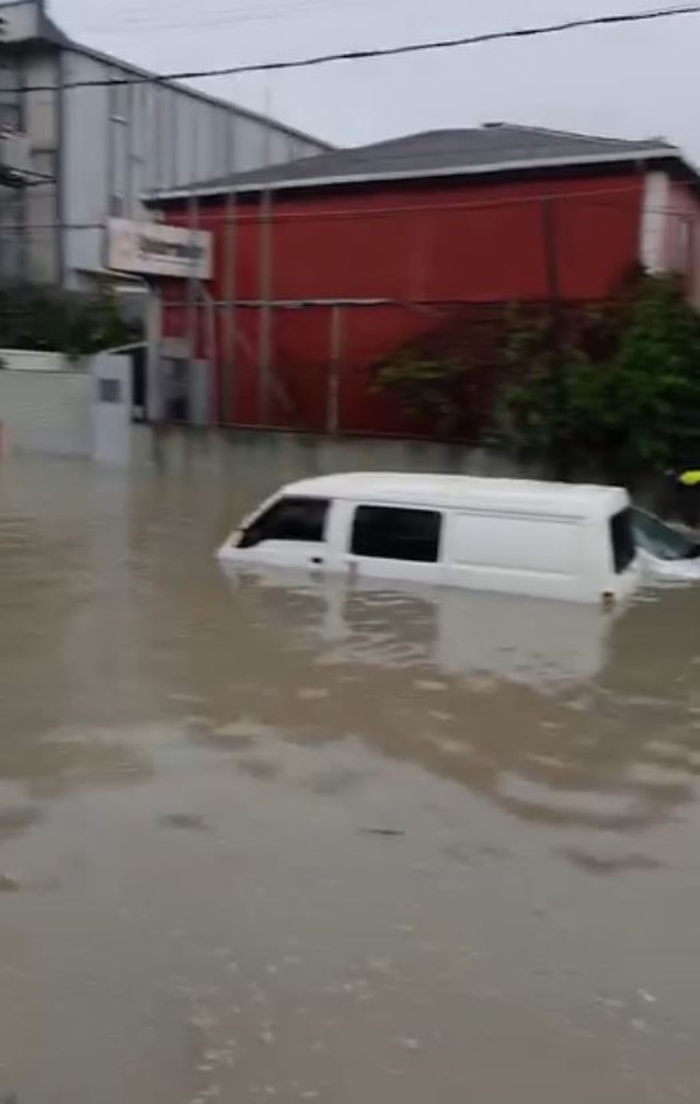İstanbul Sultangazi'de su baskınının ilk anları kamerada, bir araç sürüklendi