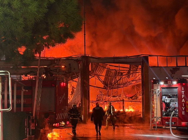 Manisa'da akü üretim tesisinde yangın: Alevlerle mücadele sürüyor