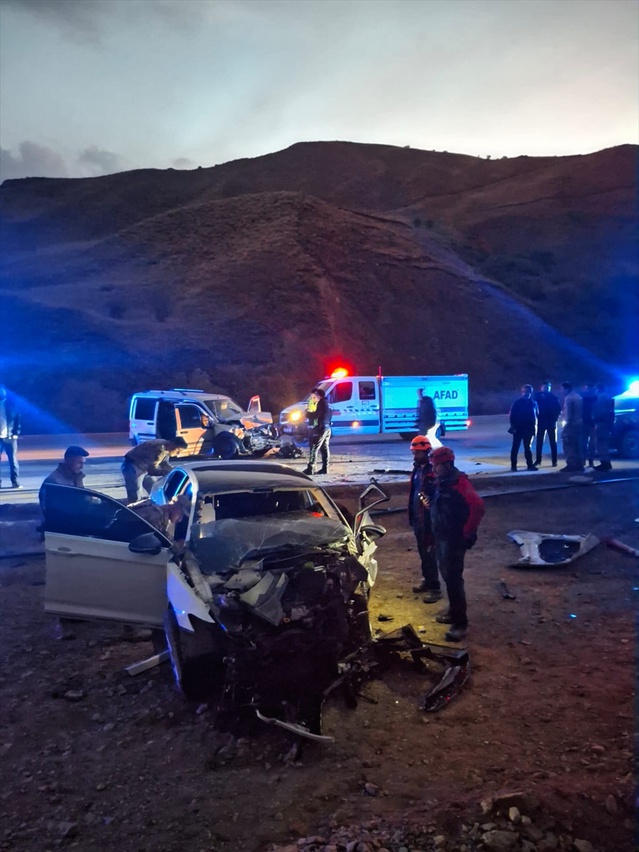 Hakkari Yüksekova'da tünel yakınında iki araç çarpıştı, 1'i ağır 6 kişi yaralandı