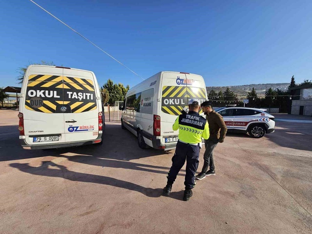Kilis'te okul güvenliği için 27 öğrenci servisi jandarma tarafından denetlendi