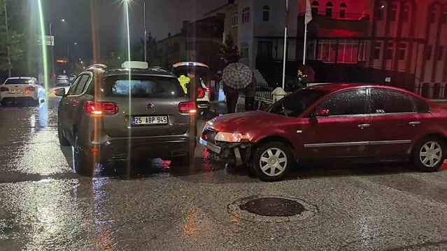 Erzurum Palandöken'de iki otomobil çarpıştı, 68 FH 306'nın sürücüsü hafif yaralandı