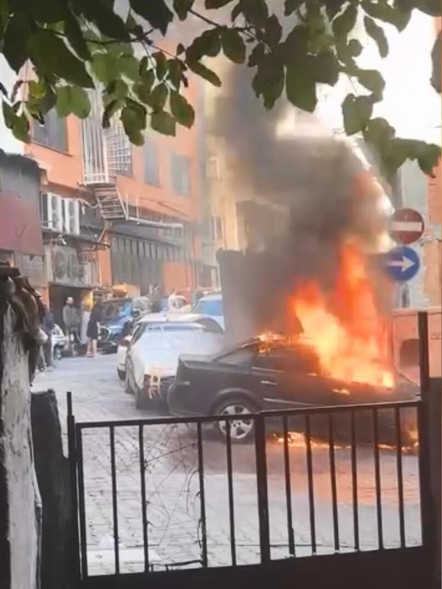 Kağıthane'de park halindeki otomobil yangın sonrası kullanılamaz hale geldi