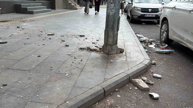 Diyarbakır Yenişehir'de balkondan savrulan taşlardan kadın saniyelerle kurtuldu